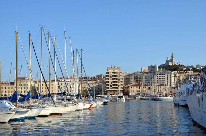 à bord de votre mercedes découvrez le somptueux vieux port de Marseille