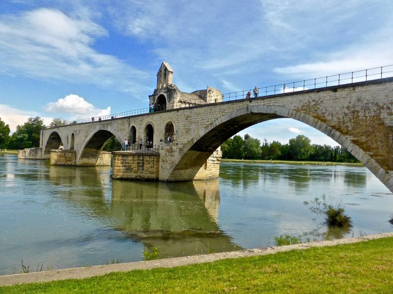 visiter le pont d'Avignon en voiture et chauffeur